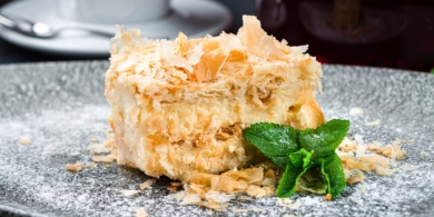 Простой и быстрый рецепт торта «Наполеон» из слоёного теста