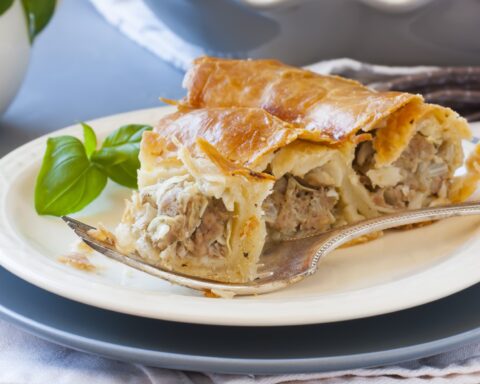 Рецепт пирога «Улитка» из лаваша с фаршем в духовке