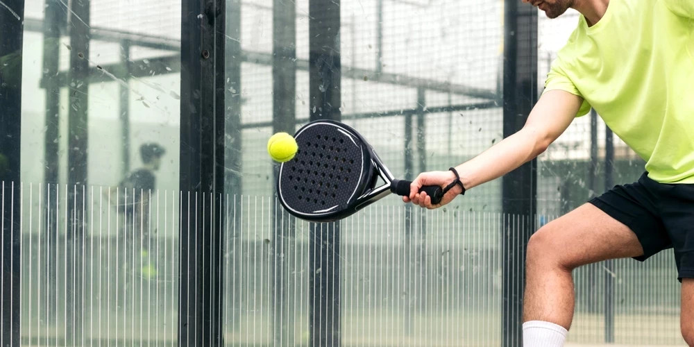 Рижская дума рассматривает инвестиции свыше 100 тысяч евро в падел и линейные танцы