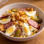 Салат из колбасок, яиц и огурцов готовится за 20 минут