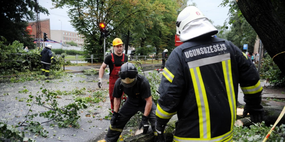 Самоуправление Риги рекомендует жителям оставаться дома во время бурі