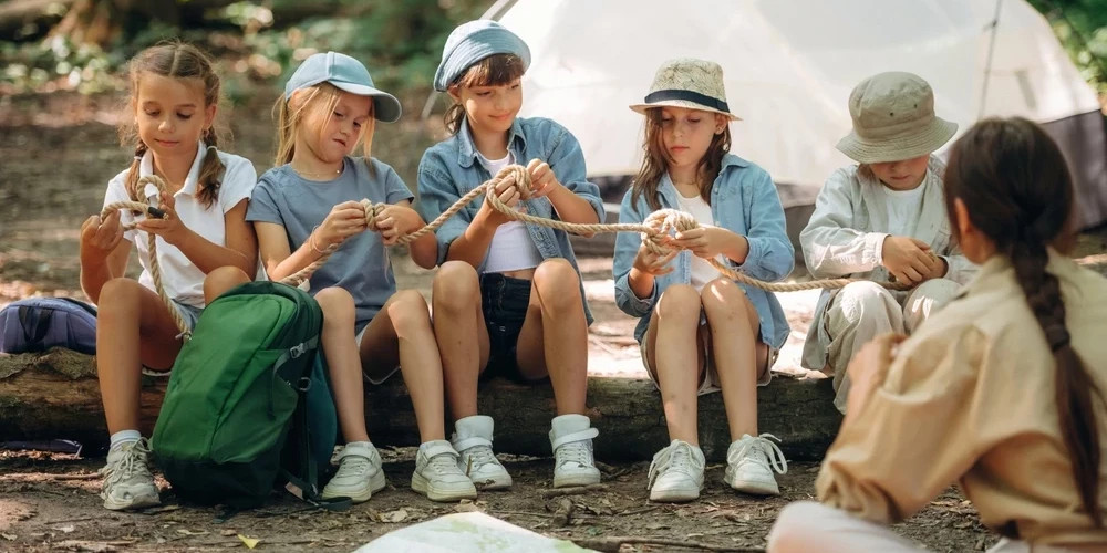 Сезон записи в детские лагеря в Латвии: на что обратить внимание родителям