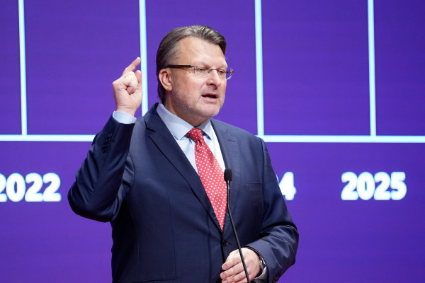 Шлесерс призывает президента отстранить правительство Силини из-за кризиса в airBaltic