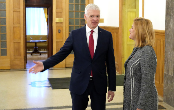 Силиня угрожает отставкой ради получения кредита для airBaltic