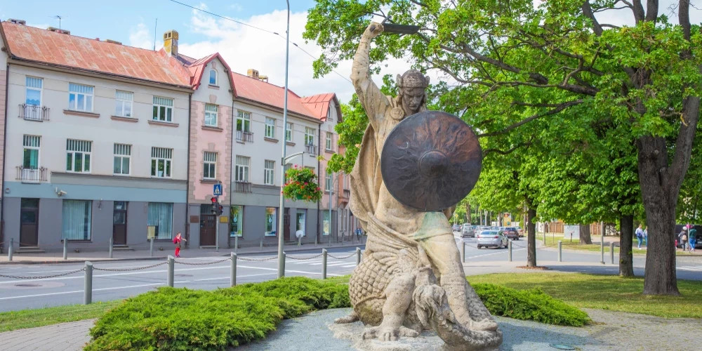 Скульптура Лачплесиса в Майори: странные версии о её происхождении