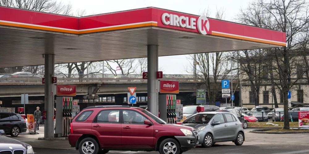 Топливо в главных городах Балтии подешевело, но Рига остаётся самым дорогим местом