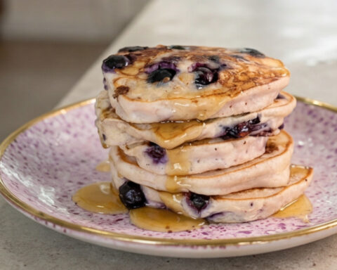 Творожные оладьи с черникой готовятся за 15 минут