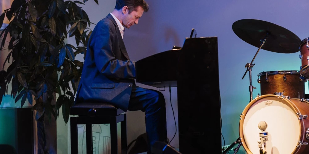 Украинский пианист из Риги проведет концерт в поддержку журналистов Украины