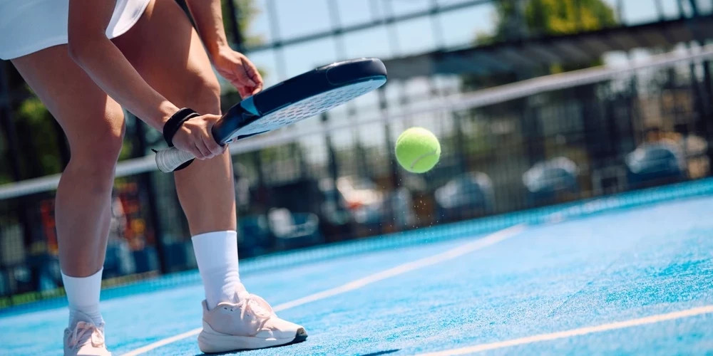 Увлечение паделем привело к значительным травмам и страховым выплатам в Латвии