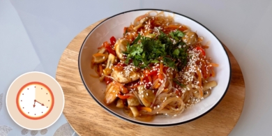 Ужин за 20 минут: простой вок с курицей, овощами и грибами