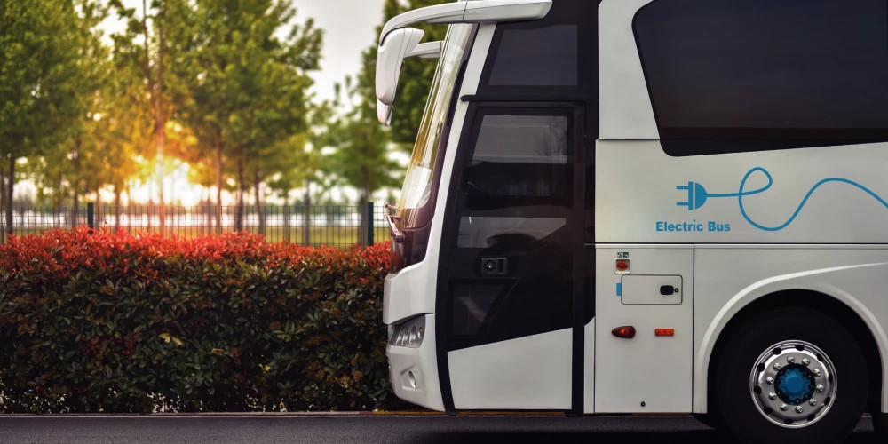 В Бауске электробус стоит без водителя из-за нехватки персонала