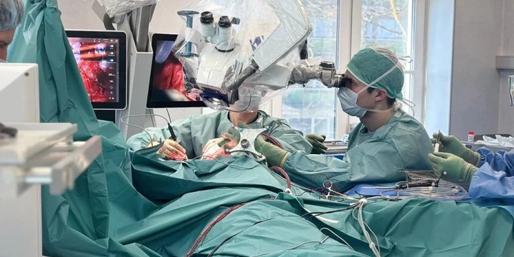 В больнице Страдиня проведена редкая операция на мозге с пациентом в состоянии бодрствования