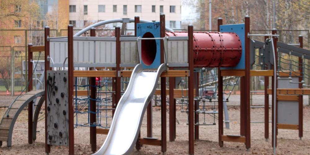 В Пурвциемсе на 200 000 евро строят современную детскую площадку