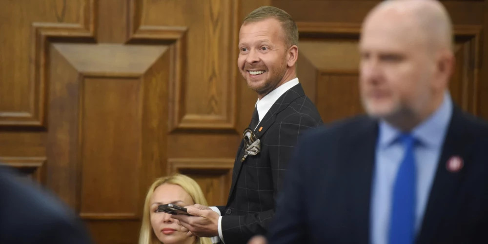 В Риге обсуждают лишение Алексея Росликова депутатской зарплаты из-за уклонения от обязанностей