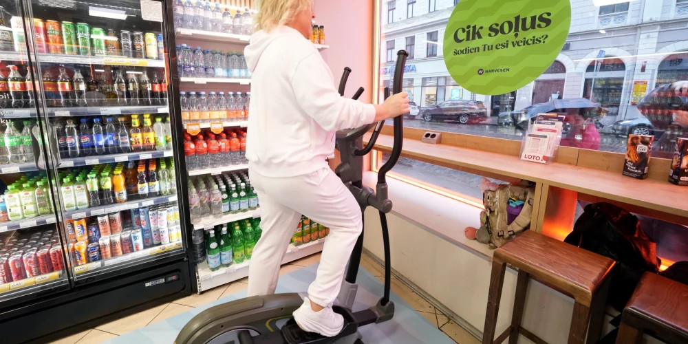 В Риге открылся "движущийся" магазин Narvesen с тренажерами для активных покупок