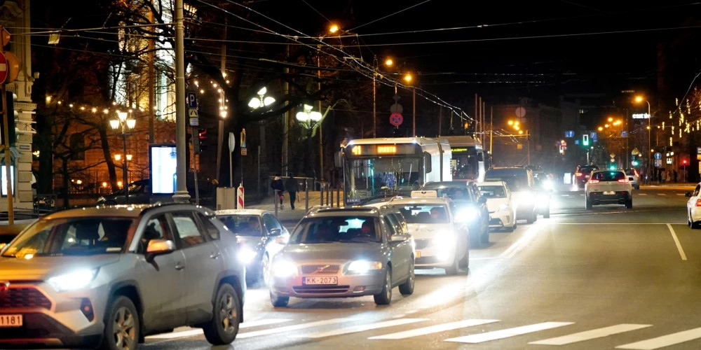 В Риге вводят новые ночные автобусы для удобства возвращения домой после полуночи