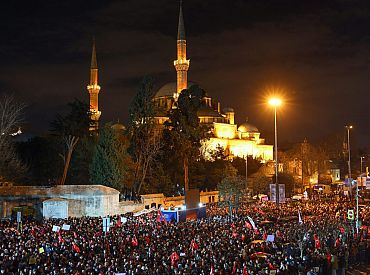 В Стамбуле задержаны туристы из Греции с плакатом «Православие или смерть» в мечети