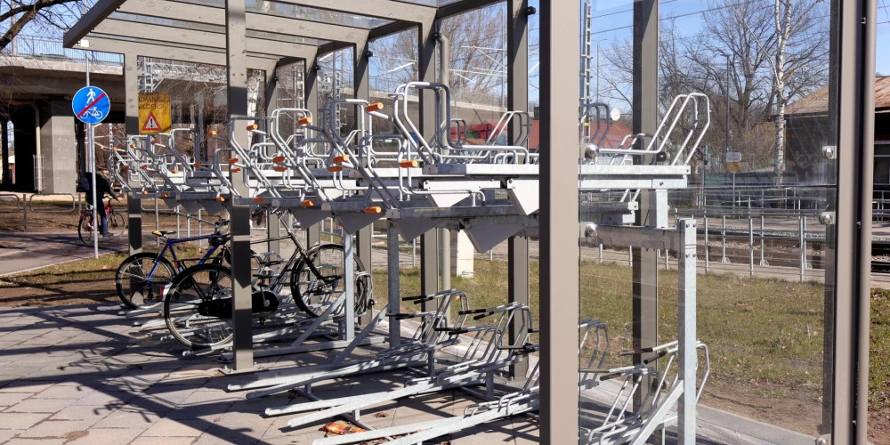 Велосипедисты раскритиковали новые велопарковки Риги за неэффективность и недостатки