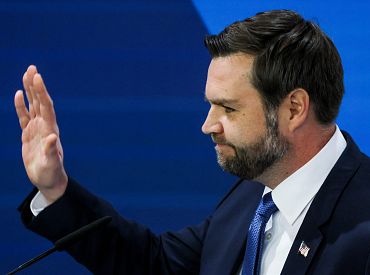 Вице-президент США Джей Ди Вэнс прибыл в Венгрию и обвинил ЕС во вмешательстве в выборы