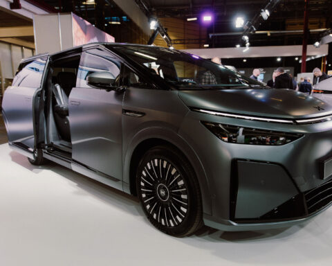 XPENG P7+ представлен в Риге на выставке Auto 2026