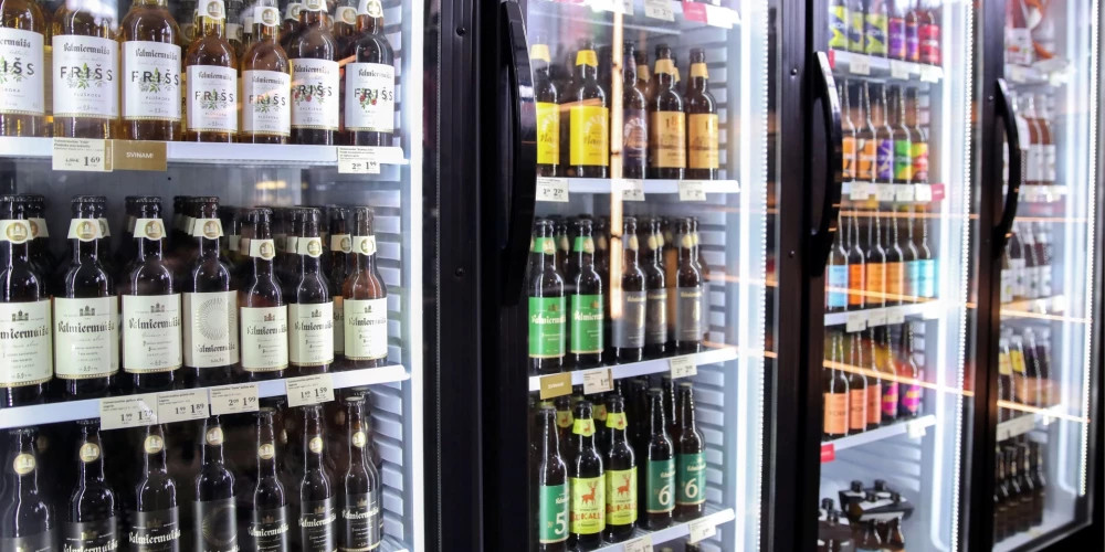 Закрытие маленьких магазинов в Латвии продолжается на фоне обсуждения алкогольной реформы