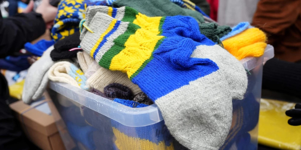 Жители Латвии передали украинским военным более 500 килограммов вязаных вещей