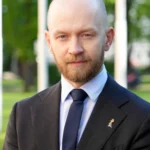 34-летний глава "Прогрессивных" получает пенсию, вызывая удивление депутатов