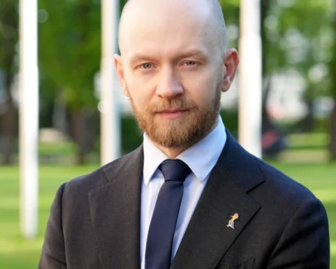 34-летний глава "Прогрессивных" получает пенсию, вызывая удивление депутатов