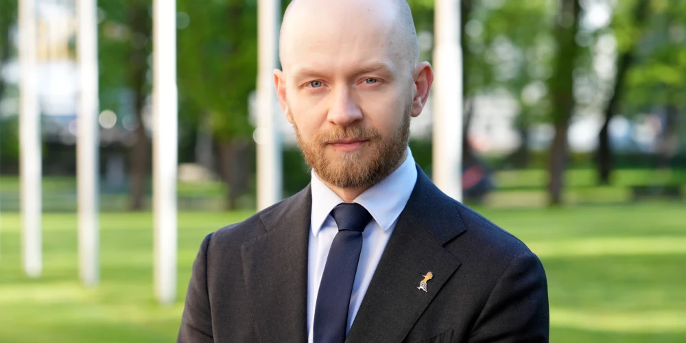 34-летний глава "Прогрессивных" получает пенсию, вызывая удивление депутатов