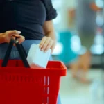 48% жителей Латвии начали чаще искать скидки и акции при покупках
