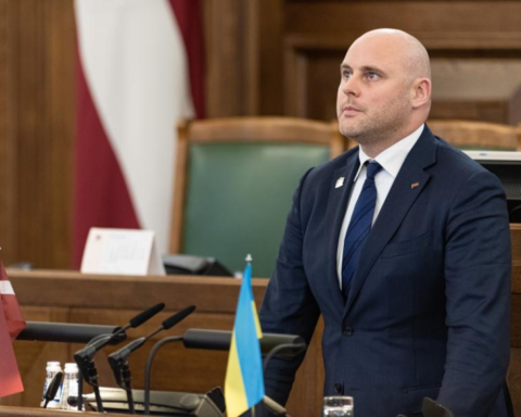 Андрис Кулбергс обедает в "Лидо" под охраной телохранителей