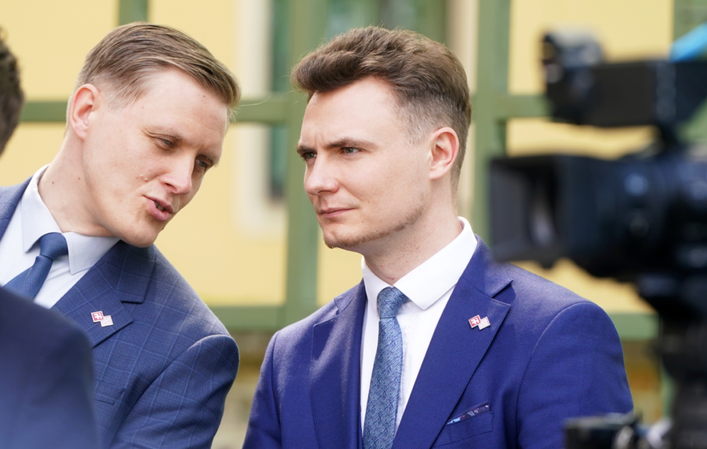 Депутат Артурс Бутанс предлагает призвать безработную молодежь в службу обороны