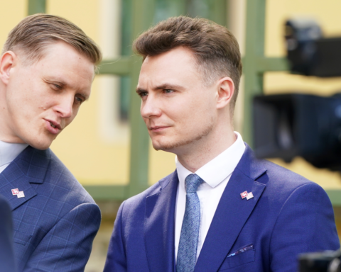 Депутат Артурс Бутанс предлагает призвать безработную молодежь в службу обороны