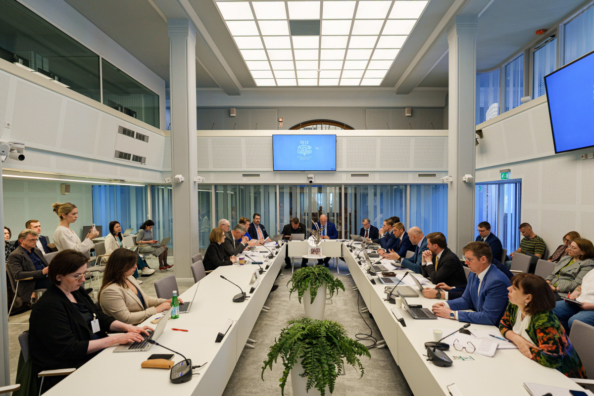 Депутат Янис Домбрава раскритиковал отклонение комиссии Сейма его предложения о квотах на ВНЖ