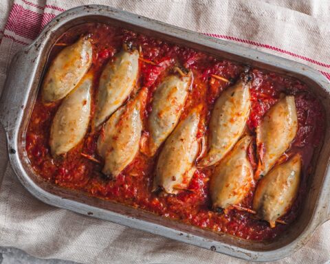 Фаршированные кальмары с рисом, колбасой и помидорами в духовке