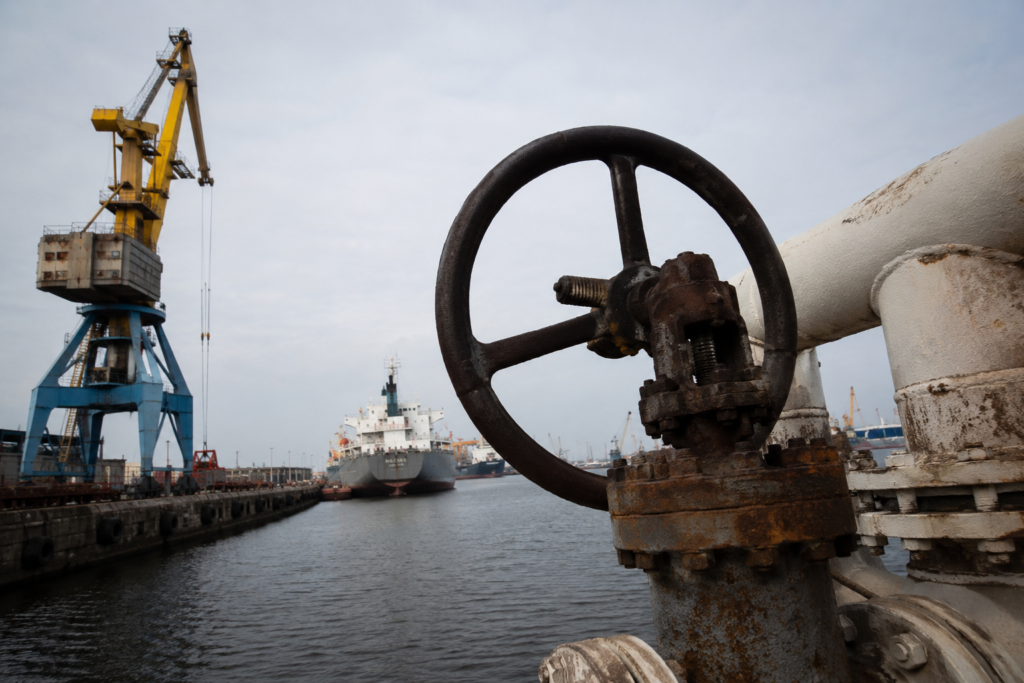 Распродажа нефтяных ворот: почему Москва спешно избавляется от портов на Балтике и что это значит для Латвии