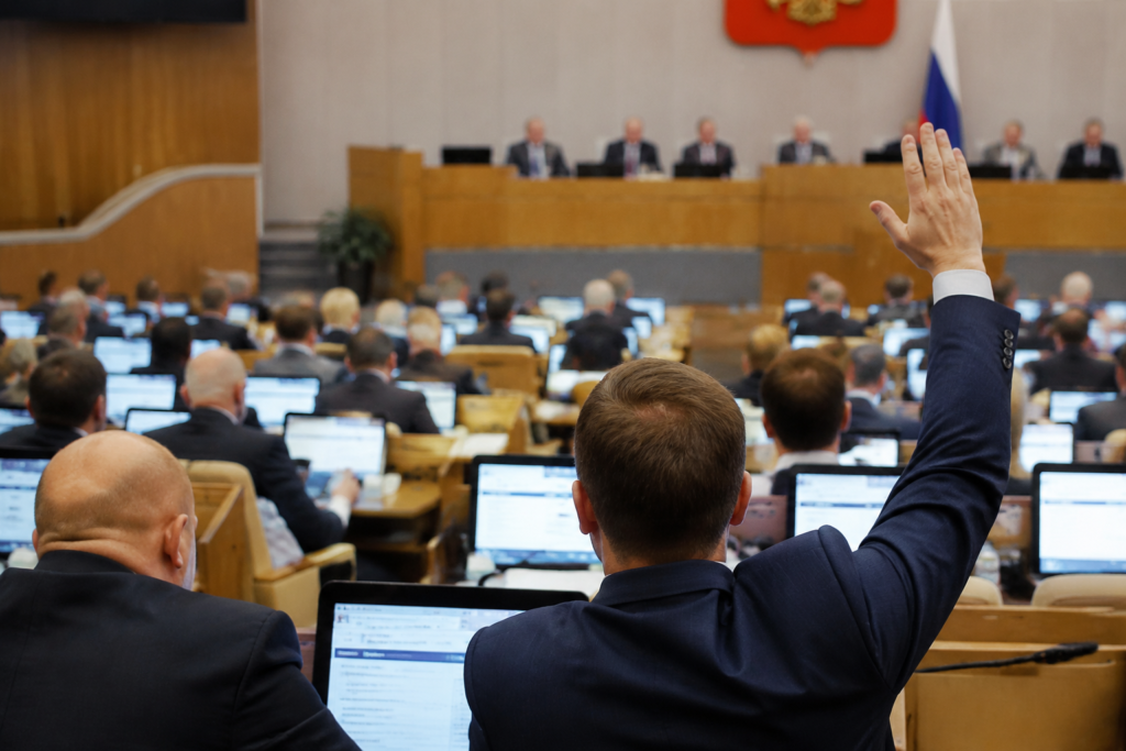 Госдума одобрила рост сверхурочной работы до 240 часов в год на фоне кадрового кризиса и инфляции