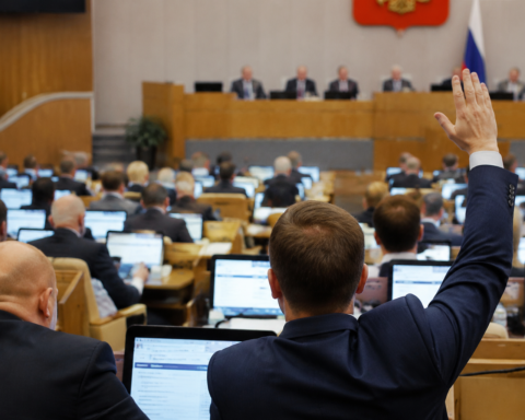 Госдума одобрила рост сверхурочной работы до 240 часов в год на фоне кадрового кризиса и инфляции
