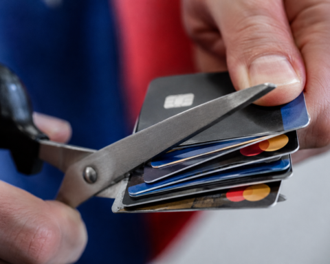 Россия готовится к полному отказу от Visa и Mastercard: что стоит за решением ЦБ