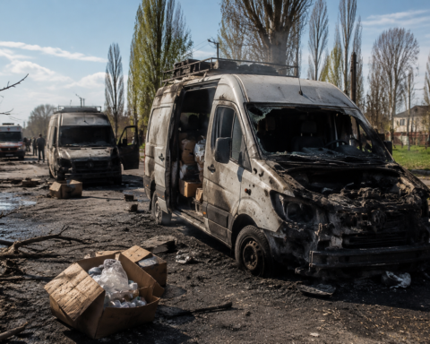 Атака на гуманитарную колонну в Херсоне: дрон поразил волонтерский конвой