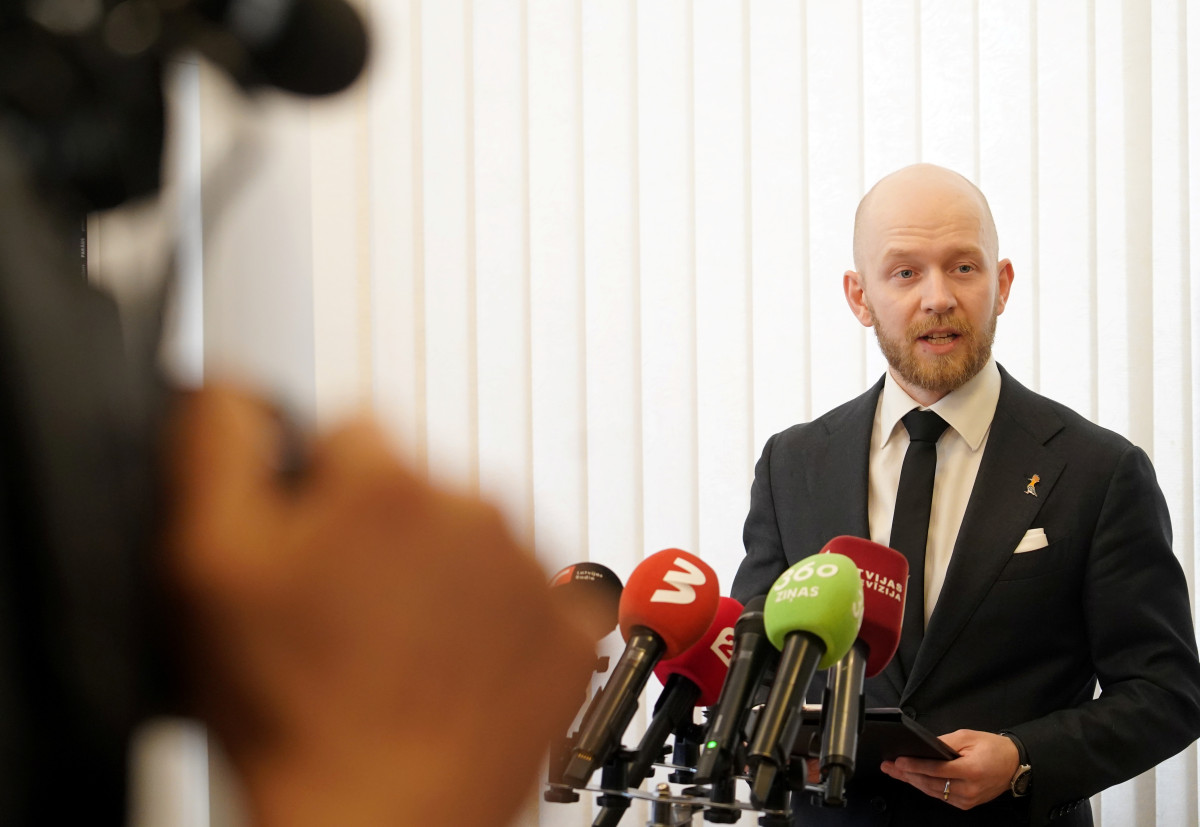 "Глава фракции 'Прогрессивные' Андрис Шуваевс пригласил Эвику Силиню на переговоры по правительству"