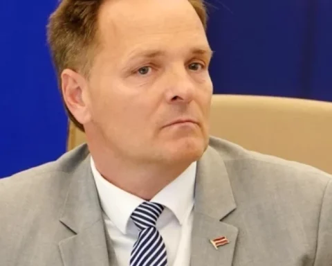 Кронбергс отстранен от должности на месяц без зарплаты после задержания
