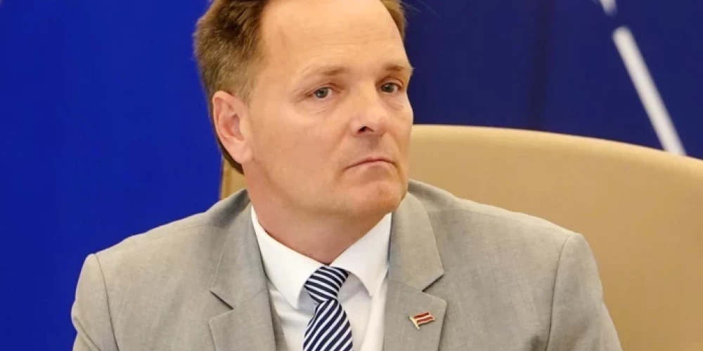 Кронбергс отстранен от должности на месяц без зарплаты после задержания