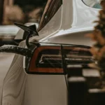 Латвийцы замедляют покупку электромобилей на фоне ухода государственной поддержки