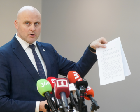 Новое правительство Кулбергса запускает квоты на иностранцев и базовые пенсии для пожилых граждан