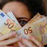 Опрос показал, что 26% женщин и 20% мужчин в Латвии испытывают финансовый стресс