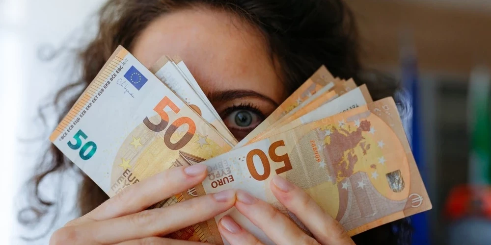 Опрос показал, что 26% женщин и 20% мужчин в Латвии испытывают финансовый стресс