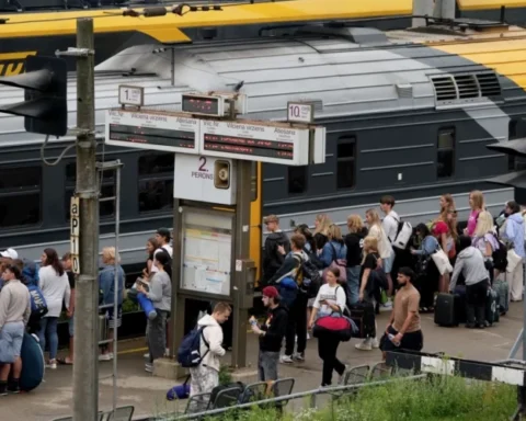 Пассажиров общественного транспорта в Латвии не оставят на дороге при воздушной тревоге