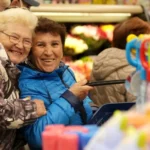 Пожилые латвийцы чаще покупают хлеб, молочные продукты и овощи через приложения