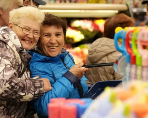 Пожилые латвийцы чаще покупают хлеб, молочные продукты и овощи через приложения